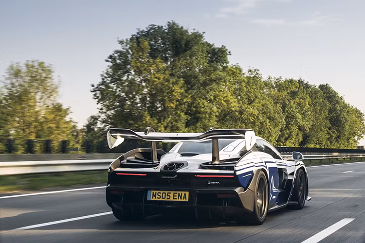 Trước khi giao xe cho khách, chiếc siêu xe McLaren Senna số 1 này đã được hãng McLaren tạo điểm nhấn cá nhân hóa cho khách hàng bởi bộ phận đặc biệt McLaren Special Operations.