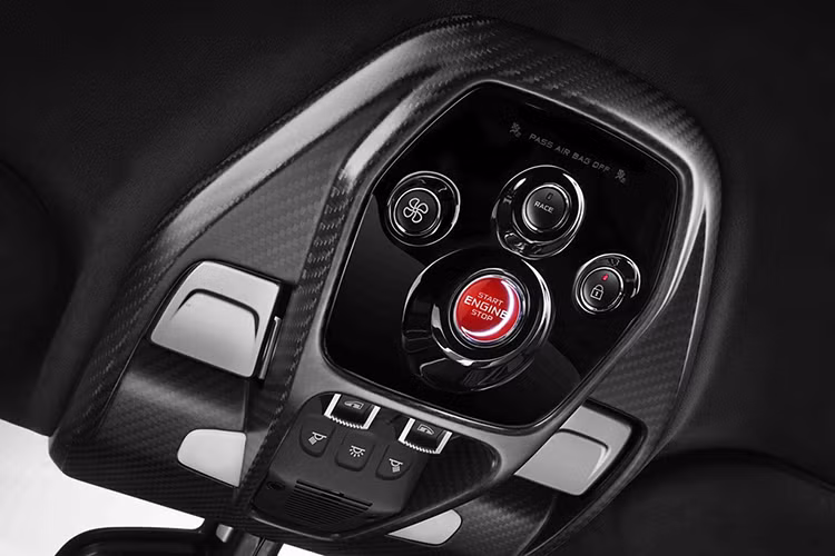 Theo thông tin tiết lộ từ phía McLaren thì các siêu xe McLaren Senna đều được trang bị trái tim là động cơ tăng áp kép V8 dung tích 4.0L cho công suất 789 mã lực và mô-men xoắn 800 Nm đi kèm hộp số tự động 7 cấp ly hợp kép. Xe chỉ mất 2,9 giây tăng tốc từ 0 lên 100 km/h trước khi đạt vận tốc tối đa theo giới hạn điện tử 340 km/h.
