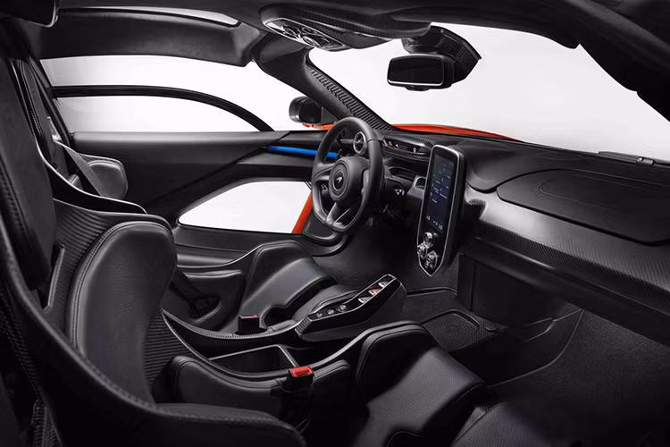 Bên trong nội thất của siêu xe triệu đô McLaren Senna cũng gây ấn tượng đặc biệt vởi các phần chi tiết được thiết kế với da Alcantara cao cấp, sợi chỉ khâu kim cương trên ghế, logo “S” thêu trên ghế tựa đầu, sợi carbon màu đỏ xuất hiện quanh bảng điều khiển v.v...