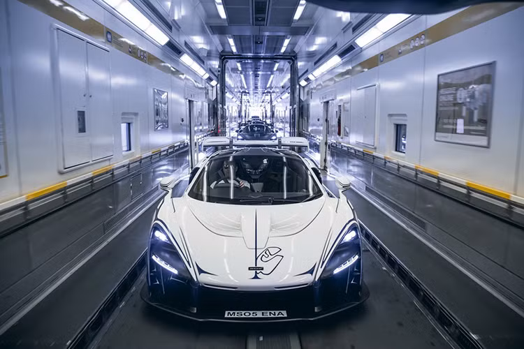 Siêu xe McLaren Senna chiếc đầu tiên đã thuộc về David Kyte, doanh nhân người Anh đồng thời là nhà sưu tập xe. David Kyte vừa tham gia lễ bàn giao xe vô cùng đặc biệt có sự góp mặt của CEO Mike Flewitt tại Trung tâm Công nghệ McLaren (Anh).