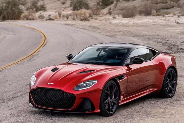 Aston Martin DBS Superleggera 2019 có cấu trúc siêu nhẹ, các tấm thân được làm từ sợi carbon, giúp xe nhẹ hơn 72 kg so với DB11, khối lượng 1.800 kg. Dưới nắp capo là khối động cơ V12 tăng áp kép. Xe có khả năng tăng tốc 0-100 km/h trong 3,4 giây và 0-161km/h trong 6,4 giây. Aston Martin DBS Superleggera là một trong những mẫu siêu xe có gia tốc tốt nhất hiện nay, tốc độ tối đa đạt 339 km/h, ngang với đối thủ Ferrari 812 Superfast công suất 789 mã lực.