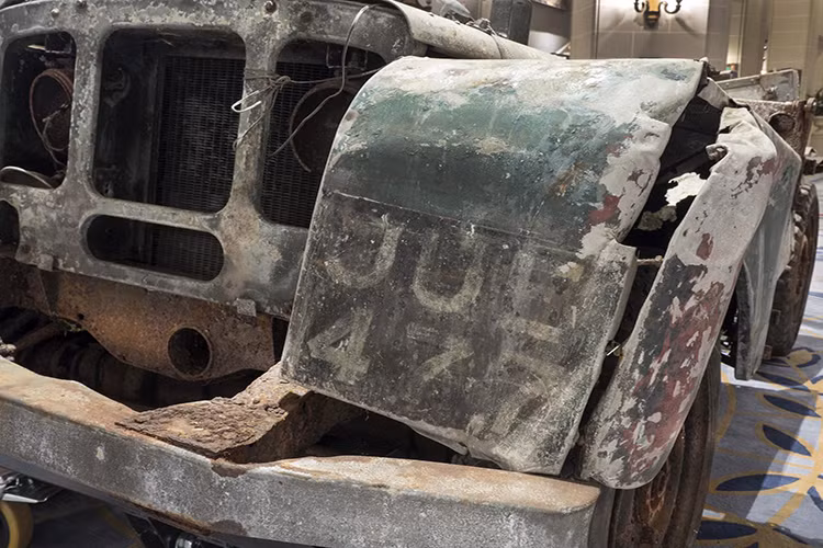 Chiếc Land Rover Defender này còn phải dầm mưa dãi nắng suốt hàng chục năm trời. Cho đến khi những fan của dòng xe này rỉ tai nhau về một chiếc Defender hiếm bị bỏ không thì chiếc xe mới được giải cứu.