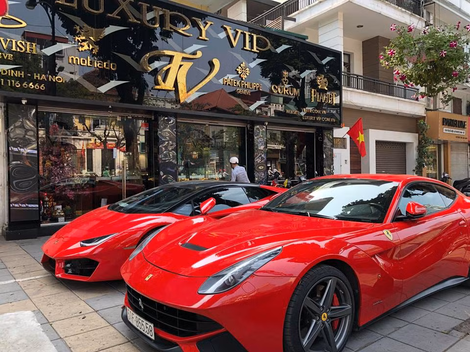 Đây là bộ đôi siêu xe hàng khủng gồm Ferrari F12 Berlinetta có giá khoảng 21 tỷ đồng và Lamborghini Huracan LP580-2 màu đỏ cực hấp dẫn cũng sở hữu mức giá chính hãng khoảng hơn 20 tỷ đồng tại Việt Nam. Được biết, bộ đôi này thuộc sở hữu của một vị đại gia Hà Nội.