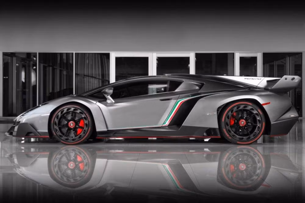 Chiếc Lamborghini Veneno đã lăn bánh quãng đường dài 112 miles, tương đương 180 km. Toàn bộ ngoại nội thất của xe vẫn còn mới tinh.