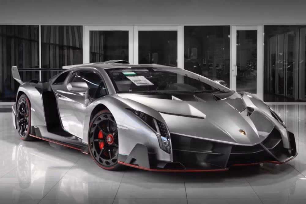 Một đại lý siêu xe đến từ Đức đã rao bán chiếc xe Lamborghini Veneno Coupe với mức giá khủng 9,5 triệu USD (khoảng 221 tỷ đồng). Trong khi giá xuất xưởng của Lamborghini Veneno Coupe là 4,5 triệu USD.