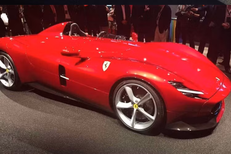 Theo tiết lộ từ hàng Ferrari, cả Monza SP1 và SP2 đều sở hữu tỷ lệ công suất/trọng lượng lý tưởng nhờ kết hợp khối động cơ V12 6.5L mạnh mẽ nhất trong lịch sử Ferrari với thân xe sử dụng chất liệu sợi carbon siêu nhẹ.