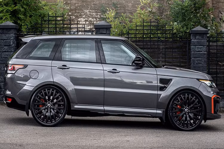 Hãng độ còn đầu tư trang bị cho Range Rover Sport SVR mới bộ mâm đúc 23 x 9,5 inch đen mờ bọc trong lốp 305/30.