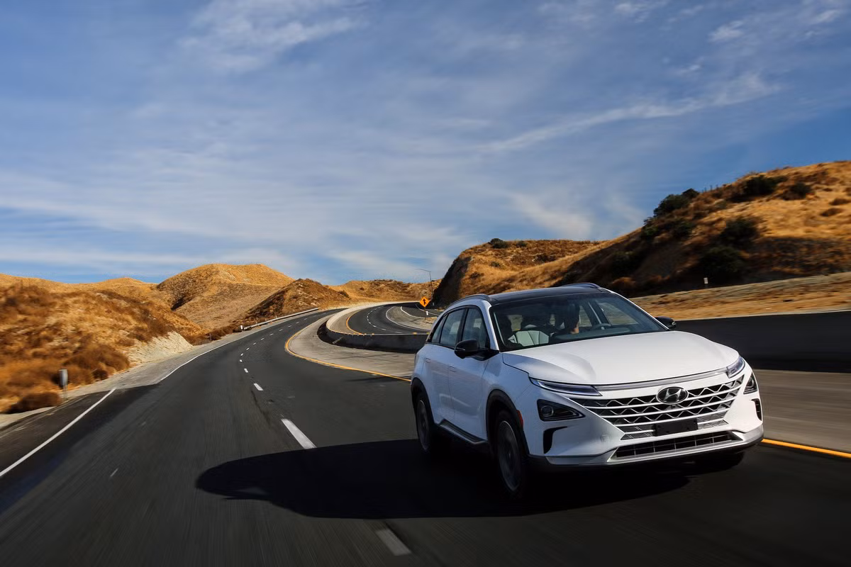 SUV Hyundai Nexo chạy bằng năng lượng sạch Nexo FCV sắp được ra mắt chính thức tại Mỹ với giá từ 59.345 USD (khoảng 1,4 tỷ) đến 62.845 USD (khoảng 1,5 tỷ), đã bao gồm phí vận chuyển 1.045 USD (khoảng 24,3 triệu đồng) và chưa trừ các ưu đãi.