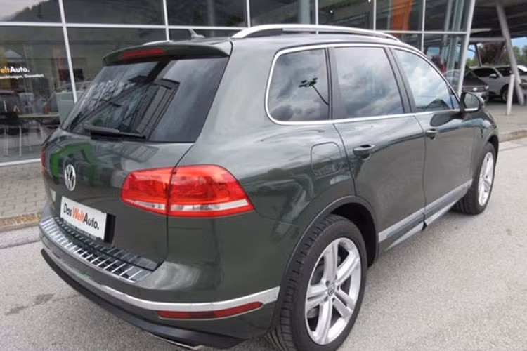 Dù ngoại hình không có gì nổi bật nhưng chiếc Volkswagen Toureg gây ấn tượng mạnh bởi động cơ khủng được ví như "quái vật". Đó là động cơ V8 tăng áp kép, dung tích 4.0L lấy từ Audi RS6 cho công suất 802 mã lực.