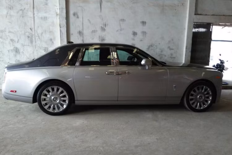 Được biết, siêu xe sang Rolls-Royce Phantom thế hệ thứ 8 sử dụng khối động cơ V12, tăng áp kép, dung tích 6,75 lít, tạo ra công suất tối đa 563 mã lực, mạnh hơn 110 mã lực so với thế hệ thứ 7 và mô-men xoắn cực đại đạt 900 Nm, tăng 180 Nm so với thế hệ cũ.