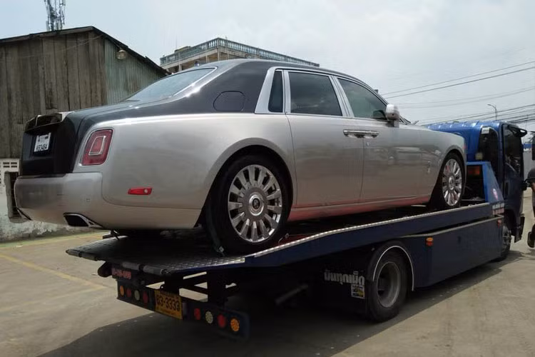 Sức mạnh được truyền tới bánh thông qua hộp số tự động 8 cấp với công nghệ "hỗ trợ vệ tinh" khi sang số, nhờ đó, Rolls-Royce Phantom thế hệ thứ 8 có thể tăng tốc từ vị trí xuất phát lên 100 km/h chỉ trong thời gian 5,3 giây, nhanh hơn 0,4 giây so với thế hệ cũ.