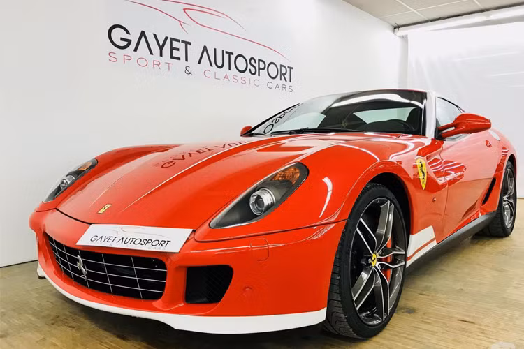 Cả 2 chiếc siêu xe Ferrari 599 GTB HGTE 60F1 đang được rao bán đều thuộc phiên bản Fernando Alonso và đều có màu sơn đỏ Rosso Corsa rất bắt mắt.