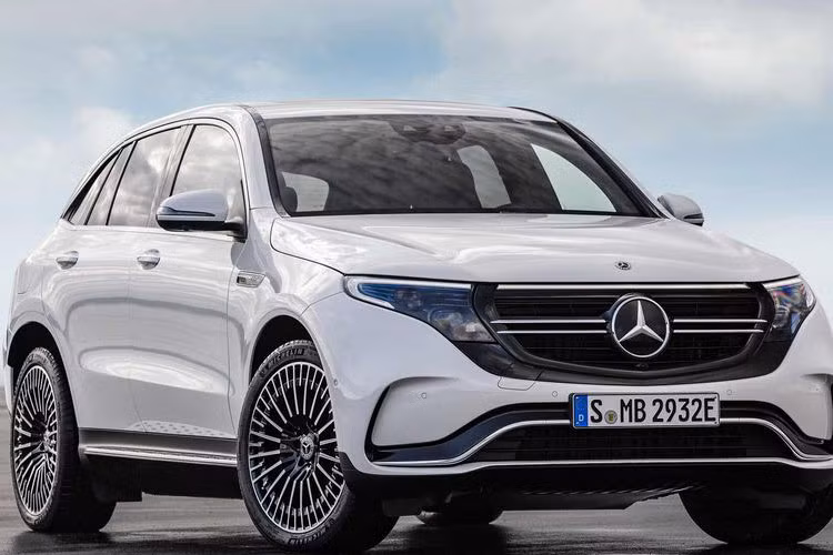 Thiết kế xe được đánh giá khá mềm mại và thanh lịch. Mercedes-Benz EQC vẫn có lưới tản nhiệt thời trang dù không hề sử dụng động cơ đốt trong.