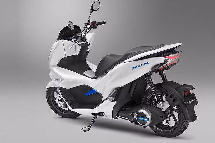 Honda PCX Electric là mẫu tay ga cao cấp chạy bằng điện, nó được phát triển dựa trên chiếc tay ga Honda PCX tiêu chuẩn. Chính vì thế, thiết kế tổng thể gần như không thay đổi gì so với các model PCX động cơ đốt. Duy chỉ có điểm khác biệt lớn nhất nằm ở chắn bùn kèm pad biển số phía sau dạng ôm bánh, thay vì gắn ở đuôi.