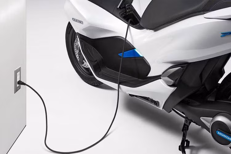 Sức mạnh cho PCX Electric được cung cấp bởi động cơ điện EF01M Interior Permanent Magnet (gọi tắt là IPM), sản sinh công suất tối đa 5,63 mã lực (4,2 kW) tại tua máy 5.500 vòng/phút và mô-men xoắn cực đại 18 Nm tại tua máy 500 vòng/phút.