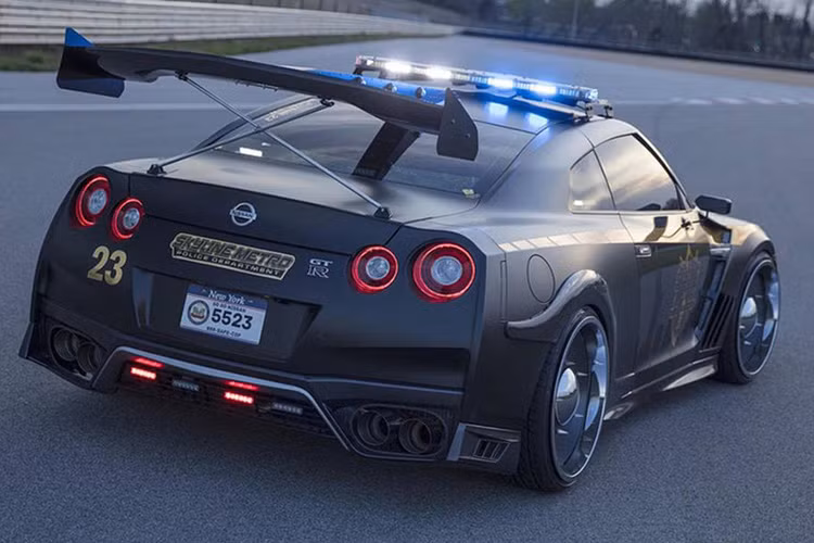 Chiếc Nissan GT-R thuộc biên chế đội tuần tra Skyline của cảnh sát New York, xe được xuất hiện lần đầu tại triển lãm xe New York 2017. Xe có công suất tối thiểu 600 mã lực và mô-men xoắn 652 Nm.