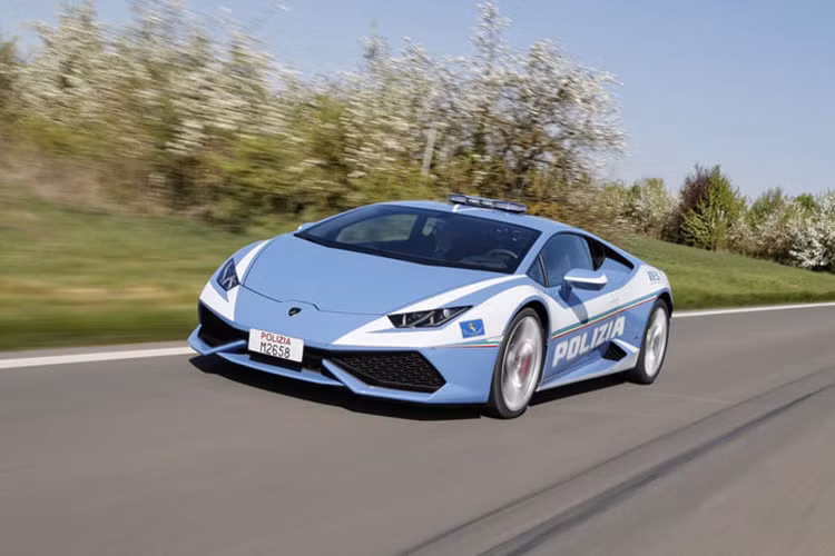 Siêu xe Lamborghini Huracan xuất hiện trong lực lượng cảnh sát Italia. Với công suất 602 mã lực, siêu xe này hỗ trợ cho lực lượng tuần tra cao tốc ở Bologna rất đắc lực. Siêu xe Lamborghini Huracán có nhiệm vụ cũng rất đặc biệt: hỗ trợ y tế tốc độ cao và chuyên chở các bộ phận cho giải phẫu.