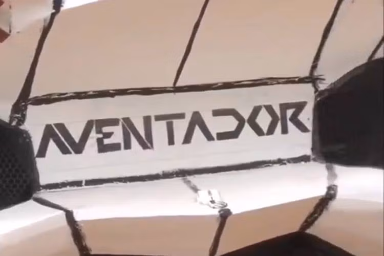 Không khác gì siêu xe thật, chiếc Aventador này cũng thiết kế một vị trí để biển xe. Dù nó là hàng "fake".