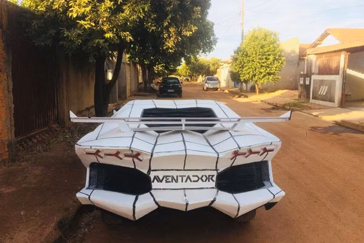 Ở phía sau siêu xe Lamborghini Aventador hàng fake này, đèn hậu, bộ khuếch tán cỡ lớn, cánh gió có hình thức gần giống với hàng thật.