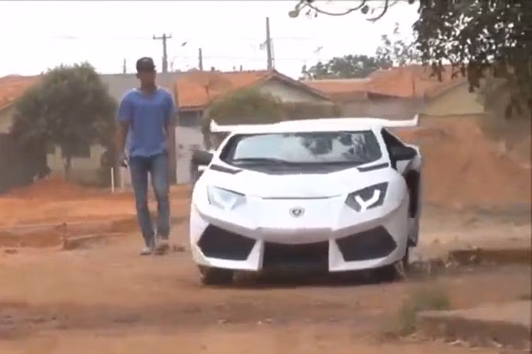 Cùng với những người bạn có cùng đam mê siêu xe, chiếc Aventador nhái của Goulart thiết kế có ngoại hình nếu nhìn từ xa "na ná" với hàng thật.