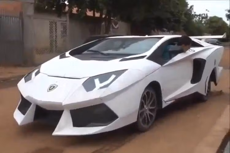 Edimar Souza Goulart - chủ nhân ''bản độ'' này đã tận dụng chiếc xe Fiat Uno đời 2002 của mình để chế tạo ra một chiếc siêu xe Lamborghini Aventador nhái để thỏa mãn đam mê của bản thân.