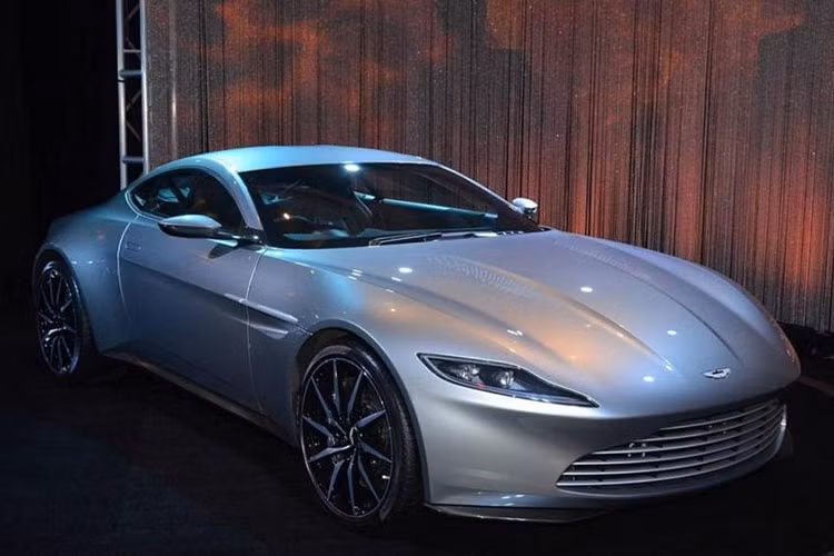 Aston Martin DB10 trong phim “Spectre”. Bạn có thể sở hữu một chiếc DB10 nếu bạn là một triệu phú USD. Dĩ nhiên chiếc xe sẽ không có những trang bị điệp viên cực chất của James Bond như trong phim. DB10 đã được chế tạo cho phần phim “Spectre” ra mắt năm 201