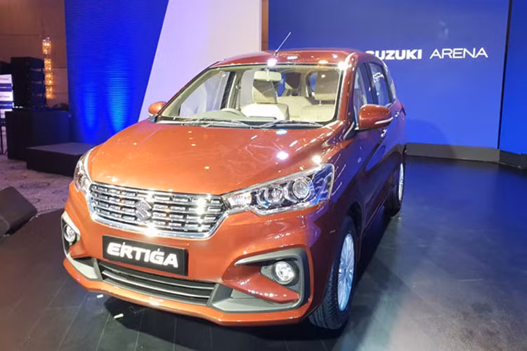 Mẫu xe Suzuki Ertiga 2018 phiên bản 7 chỗ ngồi vừa tiếp tục hành trình đến thị trường Ấn Độ. Mẫu xe này gây thu hút với giá khởi điểm khá rẻ chỉ từ 10.500 USD (khoảng 245 triệu đồng). Ở thị trường này xe sẽ có hai phiên bản động cơ xăng và diesel.