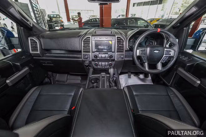 Bên trong khoang nội thất, Ford F-150 Raptor 2019 mới có màn hình đồng hồ 4,2 inch, ghế bọc da, điều hòa không khí chỉnh tay một vùng, cửa sổ trời, vô lăng đa chức năng