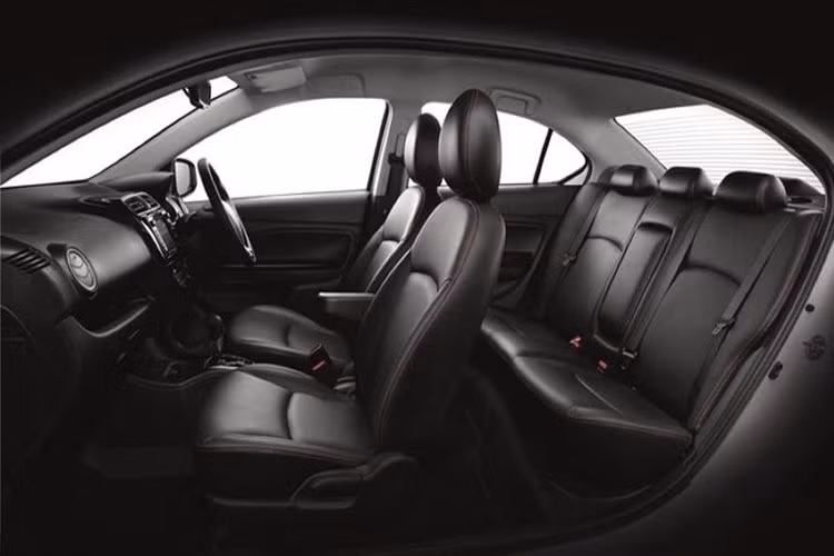 Về nội thất, Mitsubishi cung cấp cho Attrage phiên bản 2019 khoang cabin bọc da đen sang trọng. Khu vực bảng điều khiển gồm: vô-lăng tích hợp các phím chức năng, cần số bọc da, hệ thống kiểm soát hành trình, hệ thống thông tin giải trí 2DIN tương thích với đĩa DVD, Bluetotooth, MP3, ra lệnh bằng giọng nói Siri, Apple CarPlay, camera lùi và điều hòa tự động.