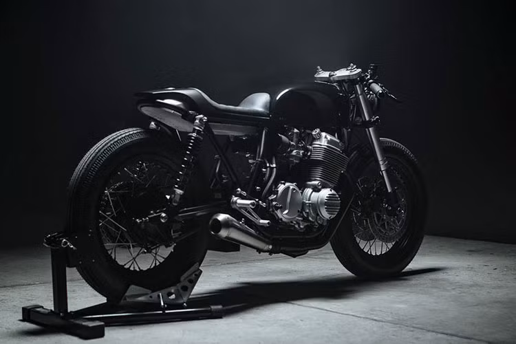 Chiếc xe môtô phân khối lớn Honda sau khi độ lên, khoác lên mình màu sơn đen bóng đối lập với màu xám nhôm từ những chi tiết xung quanh.