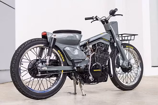 Xe gây thu hút bởi nó vẫn mang nét retro khá mạnh mẽ nhờ giỏ kim loại gắn phía trước xe. Đây được xem là chiếc xe máy Honda Super Cub mạh nhất thế giới.