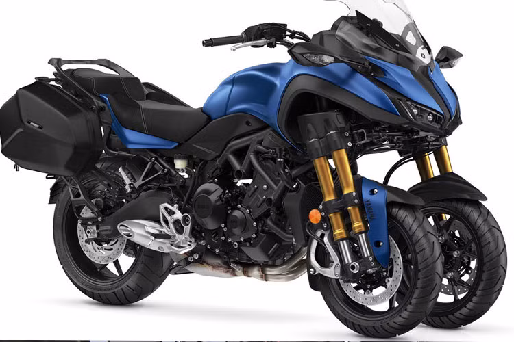 Về cơ bản, thiết kế thân xe cực độc đáo của chiếc xe 3 bánh Yamaha Niken đầu tiên vẫn được Yamaha giữ nguyên cho phiên bản "phượt" này. Duy chỉ có một số thay đổi ở các chi tiết màu sắc như bộ vỏ sơn màu xanh dương đậm và 4 phuộc trước màu vàng nổi bật.