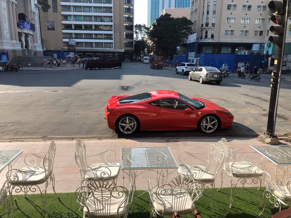 Ferrari 458 Italia sử dụng động cơ V8, dung tích 4,5 lít, sản sinh công suất tối đa 562 mã lực và mô-men xoắn cực đại 540 Nm. Siêu xe này chỉ mất khoảng 3,4 giây để tăng tốc lên 100 km/h từ vị trí xuất phát trước khi đạt tốc độ tối đa 320 km/h.