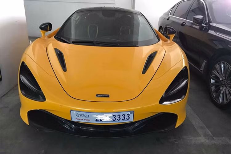 Siêu xe McLaren 720S thứ 2 xuất hiện tại Campuchia mang biển tứ quý 3 sang chảnh khiến không ít người tò mò. Bởi trước đó, chiếc đầu tiên xuất hiện ở nước này cũng mang biển "tứ quý 5" với ngoại thất màu đỏ mận.