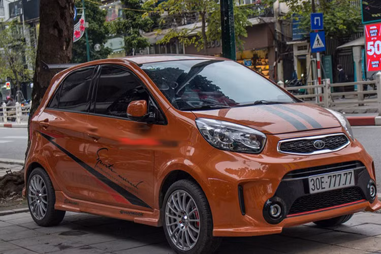 Chiếc Kia Morning này là một trong những chiếc ôtô biển ngũ quý siêu đẹp từng làm xôn xao dư luận. Được biết chiếc Kia Morning biển ngũ quý 7 này thuộc sở hữu của một tay dân chơi buôn đồ xa xỉ ở Hà Nội.