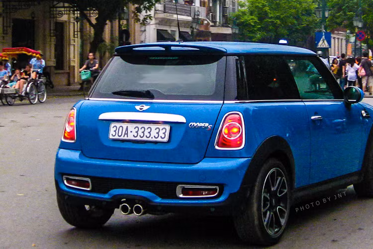 Chiếc xe sang cỡ nhỏ MINI Cooper S đời 2012 mang biển ngũ quý 3 hàng hiếm. Theo quan niệm của giới chơi xe, biển số xe mang ngũ quý 3 thường đem lại sự ổn định vững chắc, may mắn và niềm vui cho chủ xe. Chính vì thế, để sở hữu biển mang dãy số này chắc hẳn chủ nhân nó phải chịu chi một số tiền không hề nhỏ.