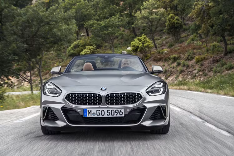 Theo đó, các biến thể của dòng xe mui trần BMW Z4 Roadster 2019 gồm có sDrive20i, sDrive30i và M40i. Theo kế hoạch ba biến thể này sẽ chính thức lần lượt được bán ra từ tháng 3/2019 trở đi.