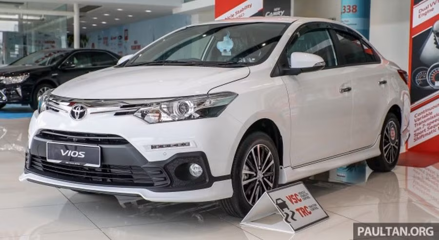 Ngoại thất xe có phần khác so với phiên bản cũ. Cụ thể, tấm chắn bùn phía trước, phần nhựa đen bây giờ được trải dài sang hai bên đèn sương mù và cánh gió nhỏ thấp hơn phía trước có một cạnh nổi bật hơn, tương phản với các điểm nhấn màu đen.