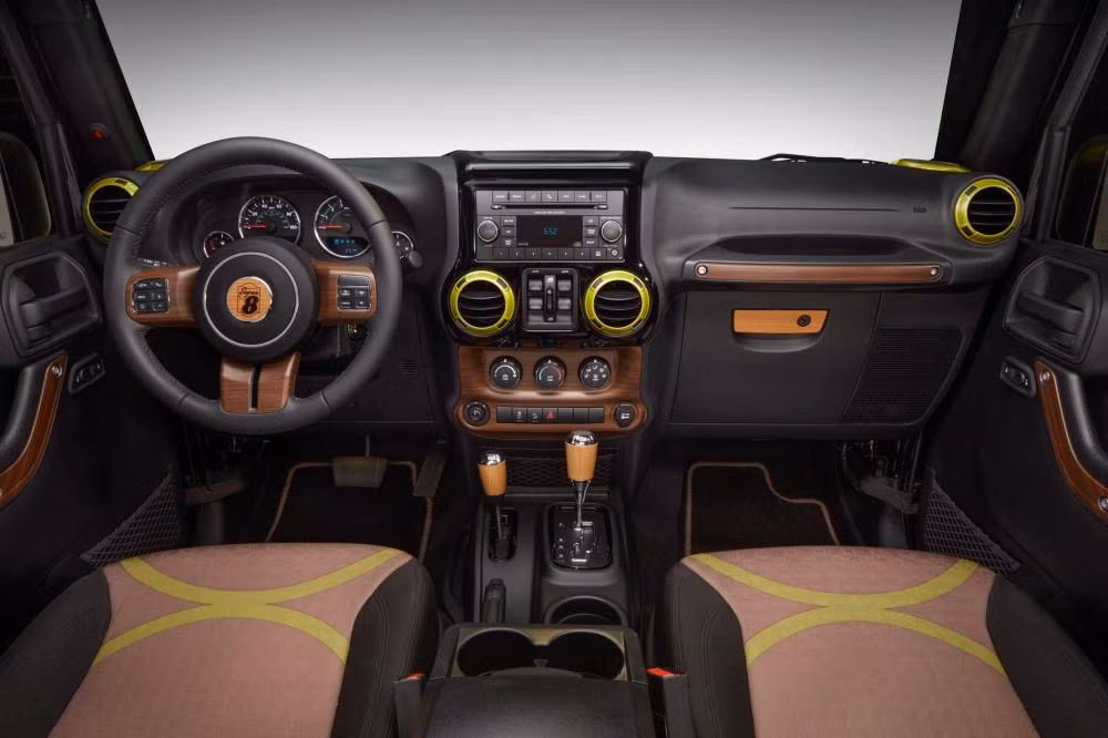 Nội thất xe lại được trang bị khác xa mẫu Jeep Wrangler JK. Nội thất được lấy nguồn cảm hứng từ các nâng cấp có giá trị 100 triệu USD mới được hoàn thành ở hơn 1.800 khách sạn Super 8 tại Bắc Mỹ.