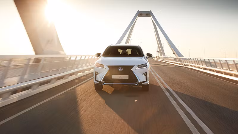 Lexus RX 450h 2018 trang bị động cơ V6 3.5L và 2 mô-tơ điện, cho tổng công suất 308 mã lực. Mức tiêu thụ nhiên liệu kết hợp của mẫu xe này là 12,7 lít/100km.