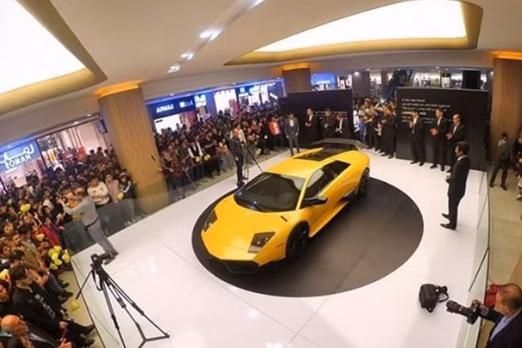 Chiếc xe được xem là bản sao hoàn hảo của siêu xe Lamborghini Murcielago xa xỉ. Được biết, mẫu siêu xe "hàng xịn" của thương hiệu ôtô đình đám mước Ý nhanh chóng gây thu hút ngay từ khi mới ra mắt.