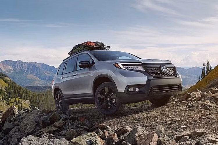 Sẽ bất ngờ khi nói rằng nền tảng khung gầm cơ bản của phần lớn xe sang dùng từ model rẻ tiền hơn. Một số trường hợp đã được biết đến như Honda Pilot, Porsche Cayenne, Infiniti/Nissan, Lexus/Toyota, Acura/Honda và Porsche/VW...