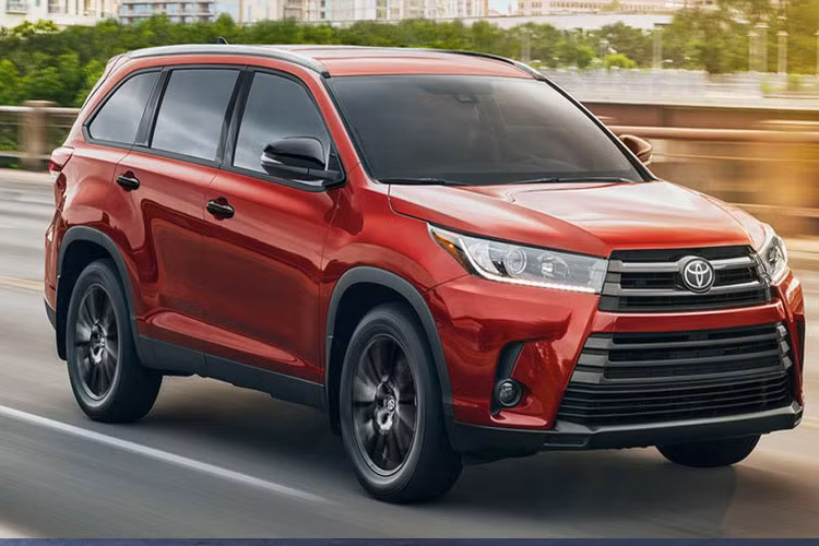 Toyota Highlander Nightshade Special Edition 2019 còn có vỏ đèn pha và đèn sương mù màu tối. Bộ vành của Toyota Highlander phiên bản đặc biệt có đường kính 19 inch.