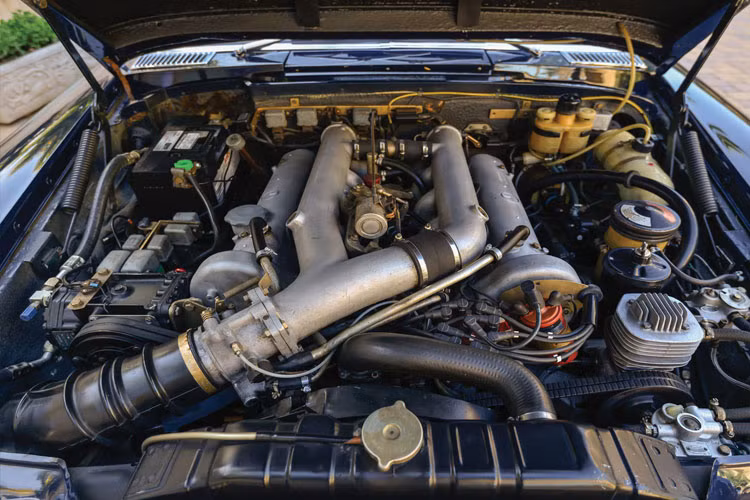 Nặng tới 3.333 kg dù là bản tiêu chuẩn (trục cơ sở ngắn), Mercedes-Benz 600 Pullman còn nặng hơn vả Rolls-Royce Phantom bản trục cơ sở kéo dài ngày nay. Và vì thế, hãng xe Đức phải dùng tới động cơ V8 6.3L công suất 245 mã lực, cùng với hệ thống treo khí nén để đảm bảo sự vận hành êm ái cho xe.