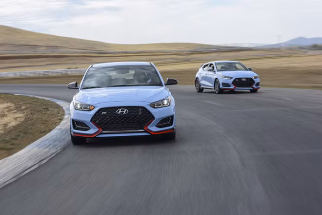 Ngoài ra, Veloster N còn được trang bị hệ thống treo thể thao N Power Sense Axle mới cho phản hồi tốt hơn và tăng độ chính xác khi đánh lái.