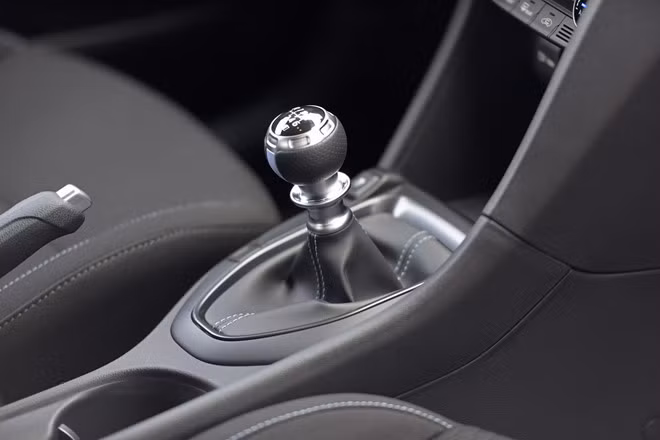 Veloster N được trang bị khối động cơ tăng áp 4 xy-lanh dung tích 2.0L, sản sinh công suất 250 mã lực và mô-men xoắn 352 Nm. Sức mạnh được truyền tới các bánh thông qua hộp số sàn 6 cấp với tính năng xuống số nhanh.