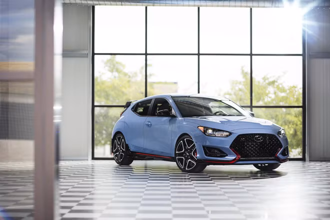 Thiết kế của Hyundai Veloster N 2019 vẫn trung thành với cấu trúc 3 cửa quen thuộc. Cụm đèn trước dùng công nghệ LED, đi kèm dải chiếu sáng ban ngày. Lưới tản nhiệt được mở rộng và có thêm logo N - biểu tượng của bộ phận hiệu suất cao N Performance.