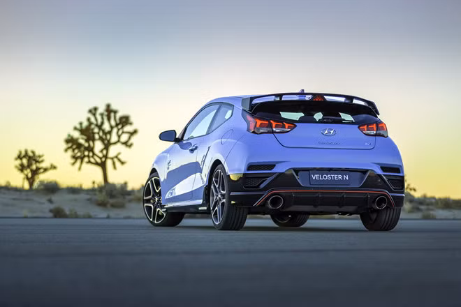 Gói tùy chọn này còn mang đến những nâng cấp khác cho mẫu xe hatchback thể thao Hyundai Veloster N như; cặp ống xả thể thao, mâm xe hợp kim 19 inch bọc trong lốp Pirelli P Zero, hệ thống phanh cải tiến với đĩa phanh 13,6 inch ở phía trước và 12,3 inch ở phía sau.