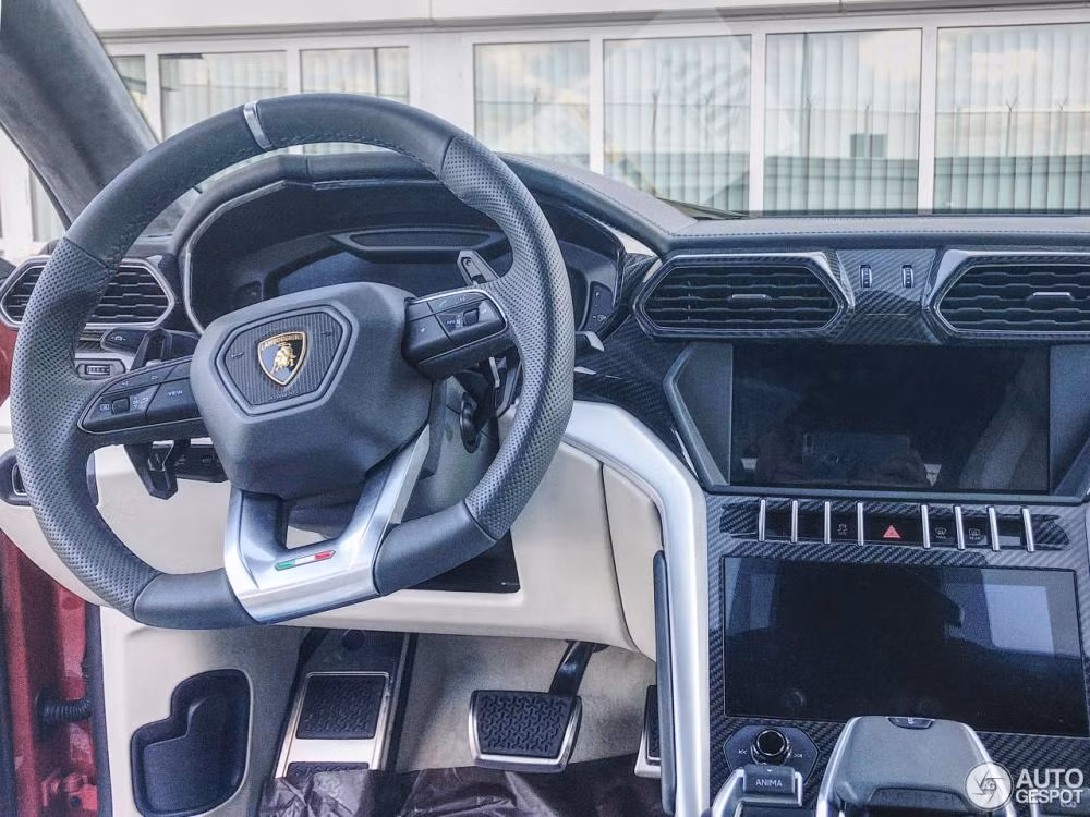 Lamborghini có tùy chọn cấu hình 4 chỗ ngồi với hàng thứ 2 dạng 2 ghế độc lập. Nội thất xe có phần hiền hoà hơn ngoại hình. Trên xe có nhiều công nghệ hiện đại phục vụ giải trí như màn hình kỹ thuật số thay cho đồng hồ truyền thống, 2 màn hình cảm ứng lớn trung tâm quản lý các chức năng như media, định vị dẫn đường, điện thoại, thông tin tình trạng xe, điều khiển điều hòa không khí và sưởi ghế ngồi.