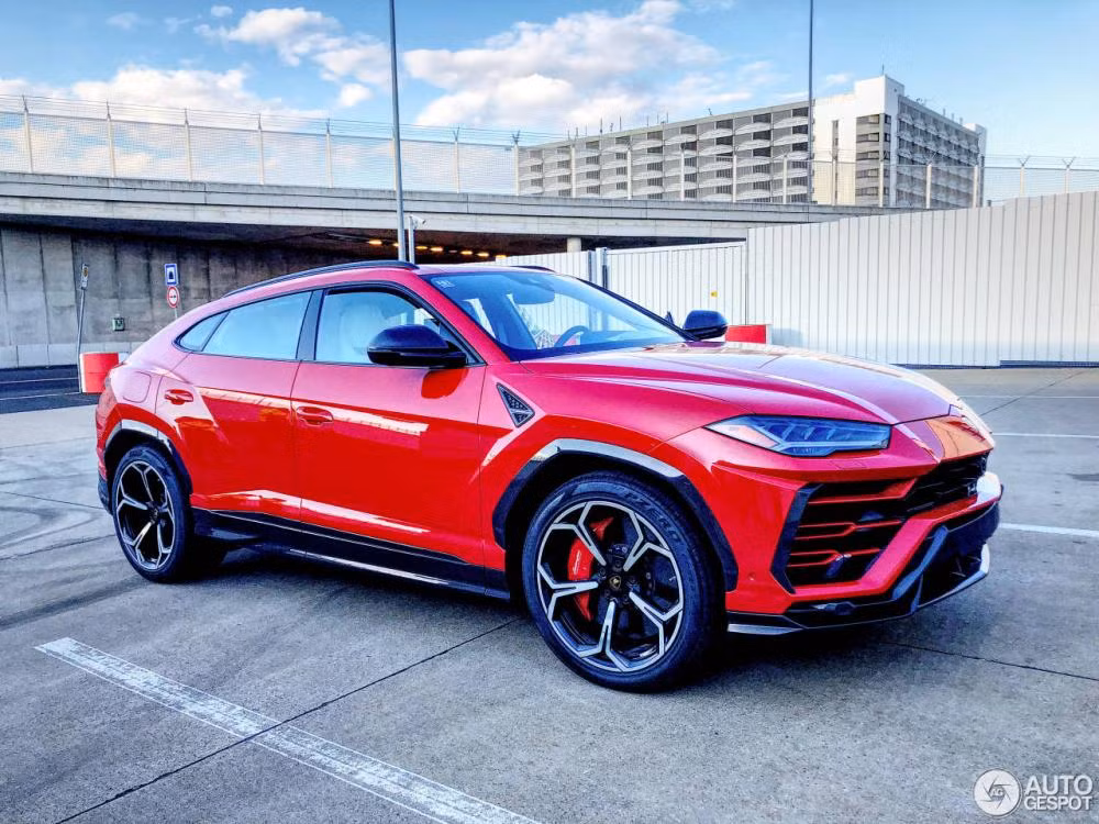 Mới đây nhất, một chiếc siêu SUV Lamborghini Urus màu đỏ tươi xuất hiện trên đường phố nước Đức đã "đốn tim" biết bao người nhìn thấy nó.